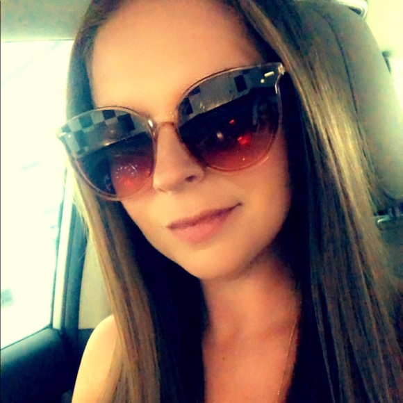 Meet your Posher, Amanda - Picture 1 of 1